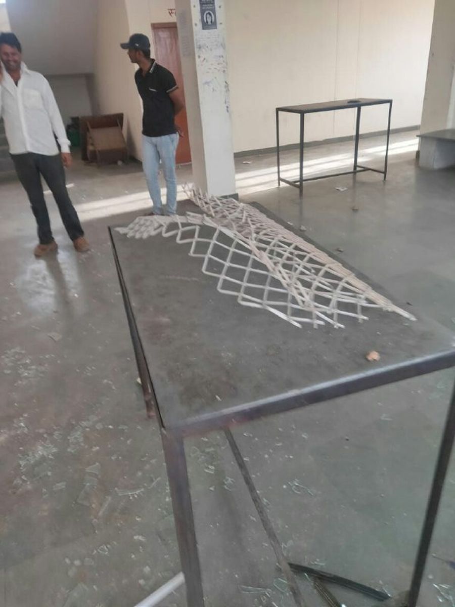 उप पंजीयक कार्यालय में दो भाई भिड़े, पथराव व तोडफ़ोड़