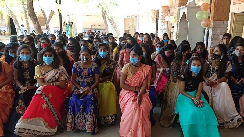 सरकारी आदेश की उड़ाई धज्ज्यिां, रोक के बावजूद स्कूल में विदाई समारोह