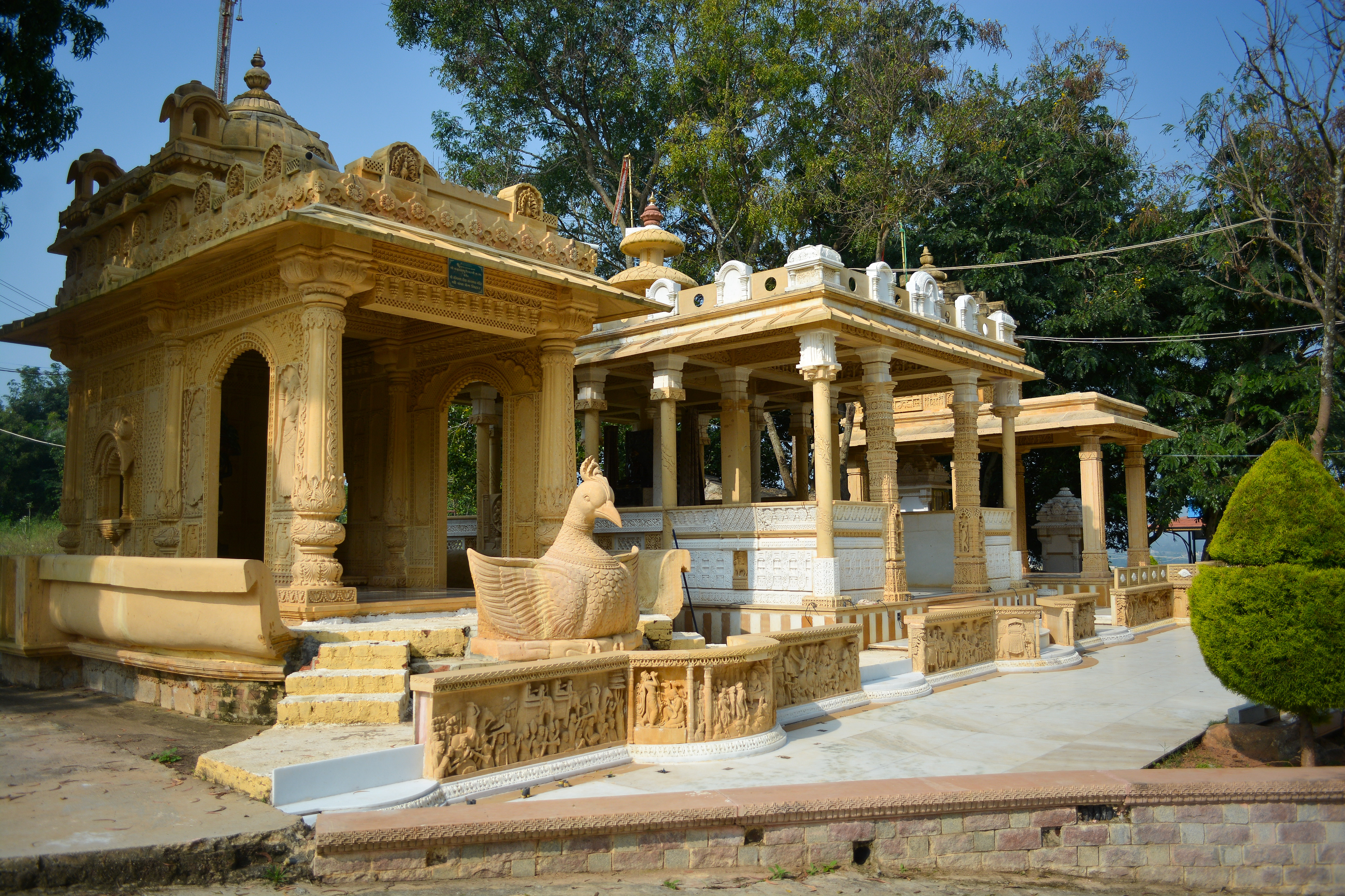 आचार्य चन्द्रयश सूरीश्वर की दीक्षा दिवस आज