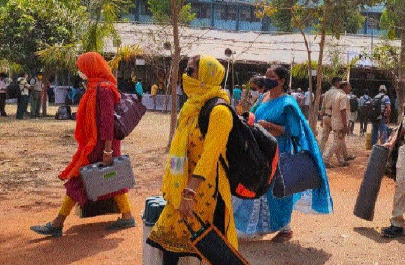 चुनाव सामग्रियों के साथ पश्चिम मिदनापुर जिले के एक बूथ पर जातीं महिला चुनाव कर्मचारी।
