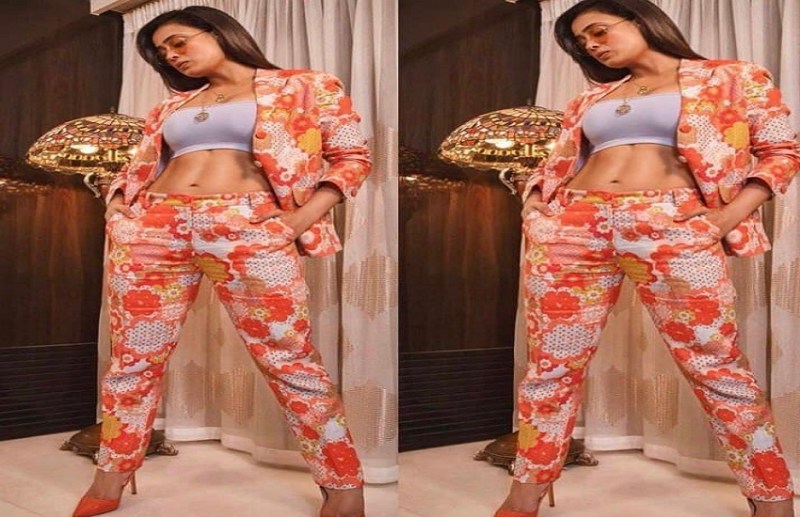 Tv Actress Shweta Tiwari Flaunt Her Toned Abs