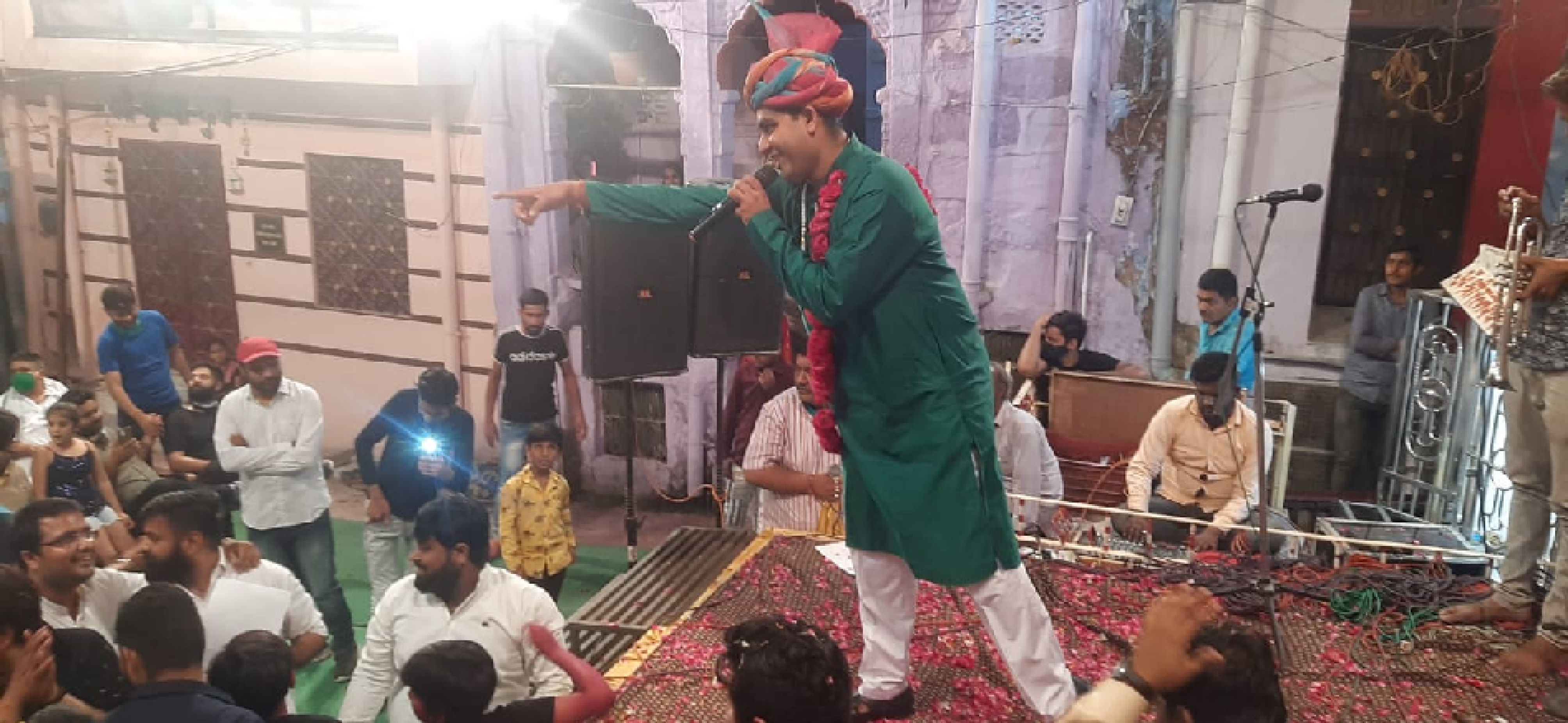 बारह महीने सूं फागन आयो...