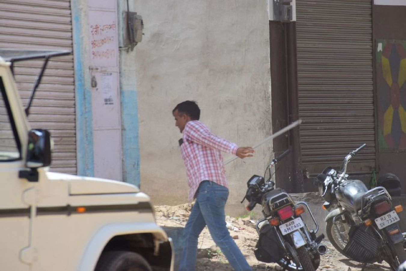 गुलाल-अबीर व रंगों से सरोबार तेज रफ्तार बाइक पर दौड़ते रहे युवक