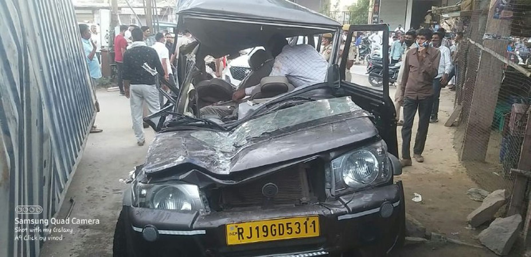 सड़क किनारे खड़ी कैम्पर पर पलटा ट्रेलर, महिला की मौत