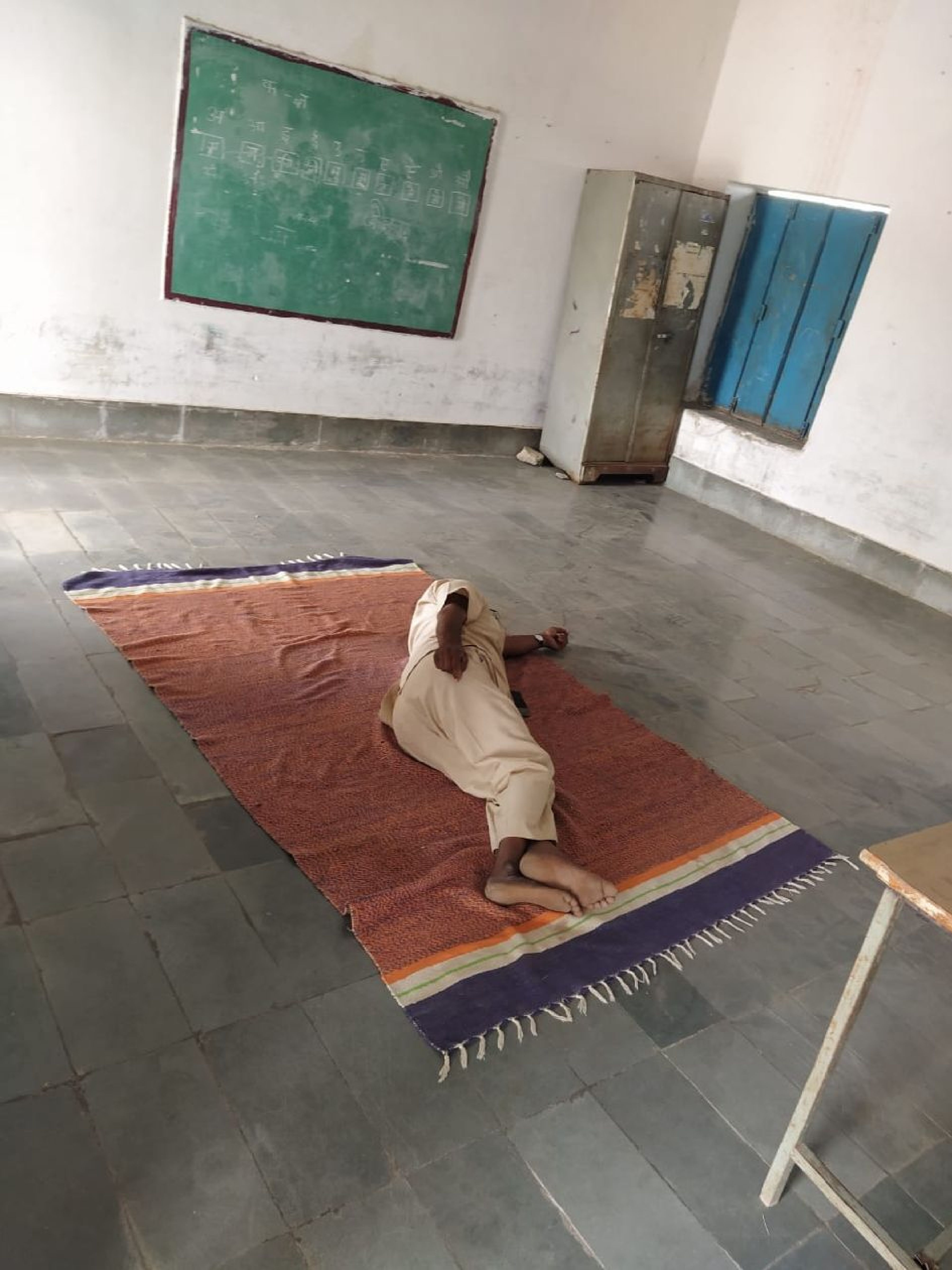 अधिकारी निरीक्षण करने पहुंचे तो सोते मिले 'गुरुजीÓ