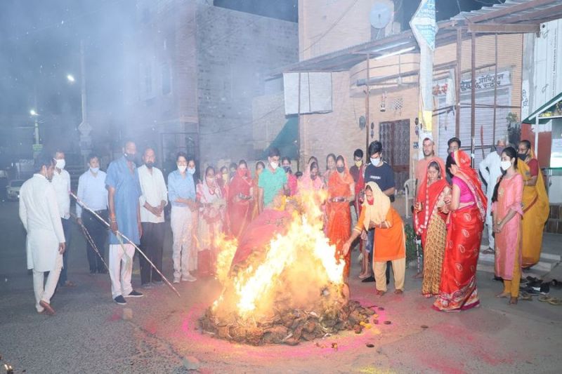 .कोरोना की दूसरी लहर ने फीके किए होली दहन के रंग