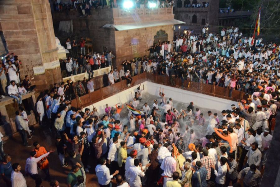 धरी रह गई प्रशासन की गाइडलाइन, रंगों से सराबोर हुई सूर्यनगरी