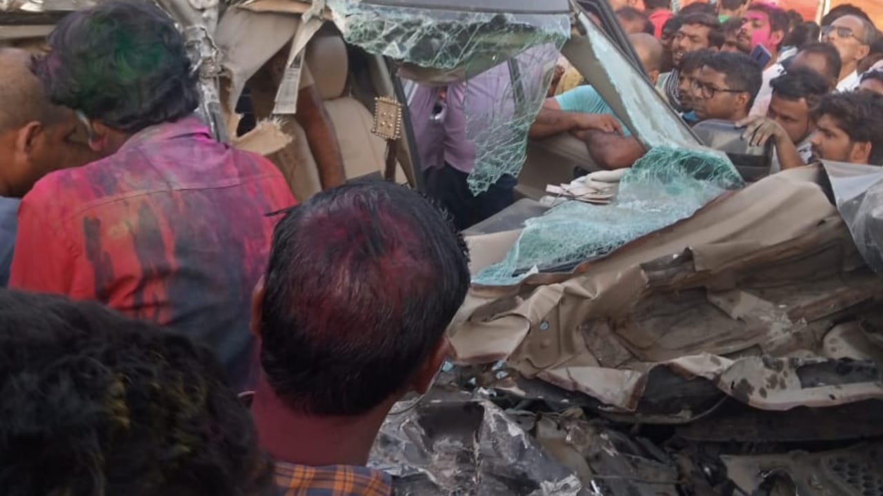 लखनऊ कानपुर राष्ट्रीय राजमार्ग रोडवेज बस टीयूवी व मोटरसाइकिल की टक्कर में दो की मौत, आठ घायल