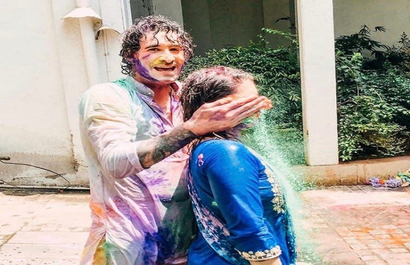 Sunny Leone-Daniel Weber Lip lock On Holi Festival Photos Goes Viral
