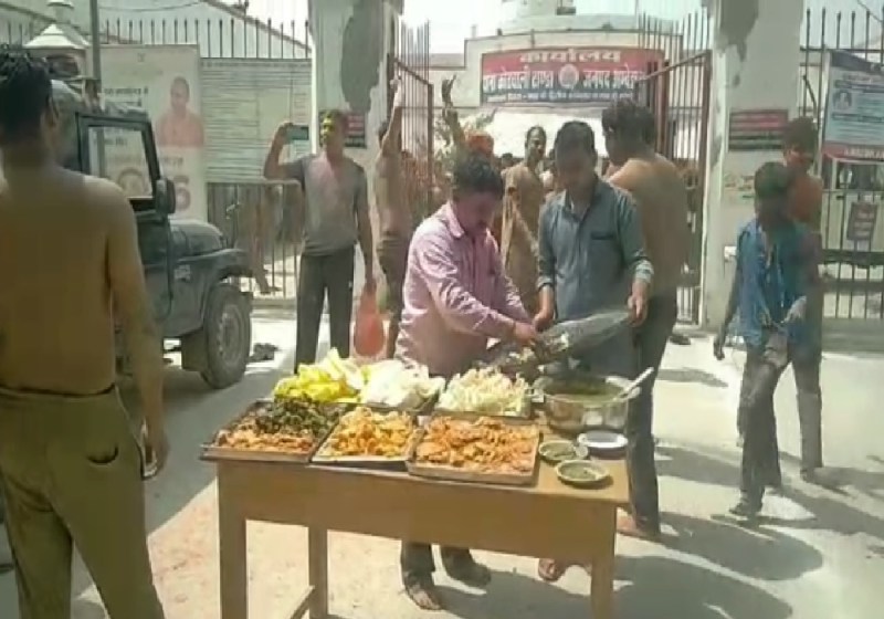 अंबेडकर नगर पुलिस ने डीजे की धुन पर किया अर्धनग्न डांस