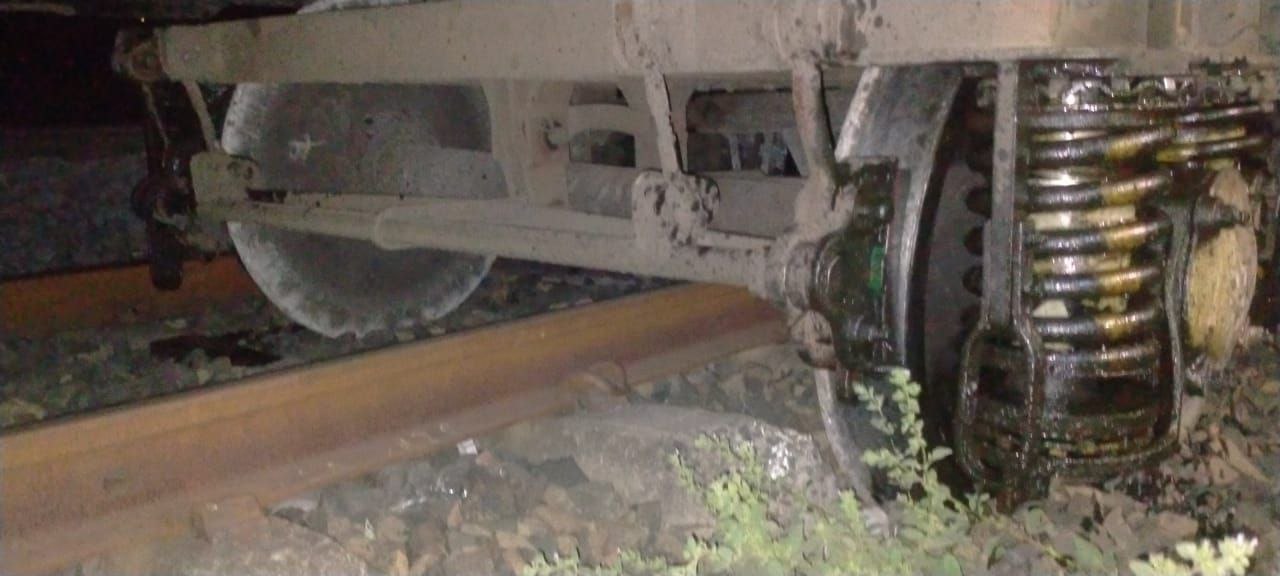 Prayagraj train derailed in narsinghpur mp, passengers safe