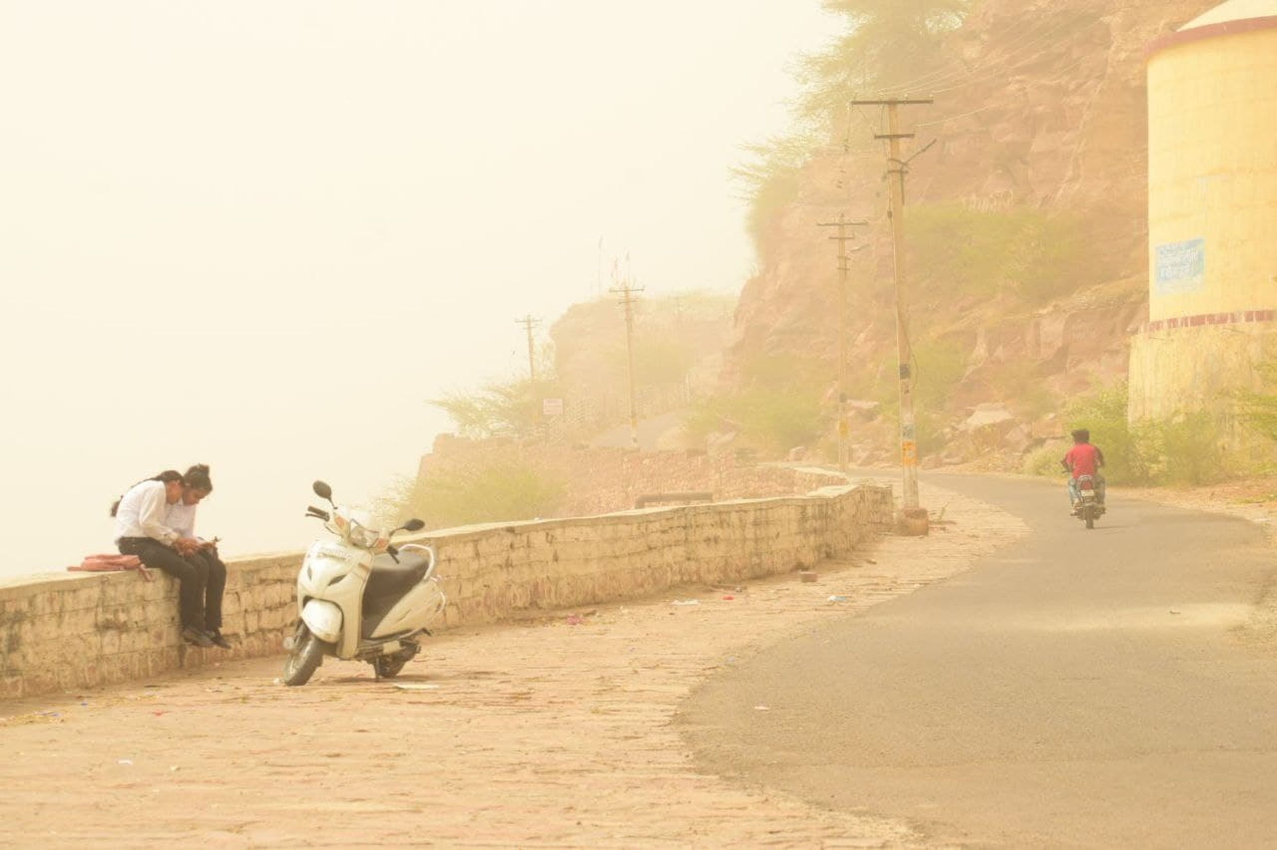 कोरोना के साथ अब धूल भरी हवाओं से फूल रही सांसें