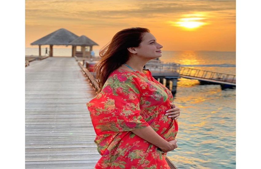 Dia Mirza Announce Her Pregnancy With Showing Baby Bump