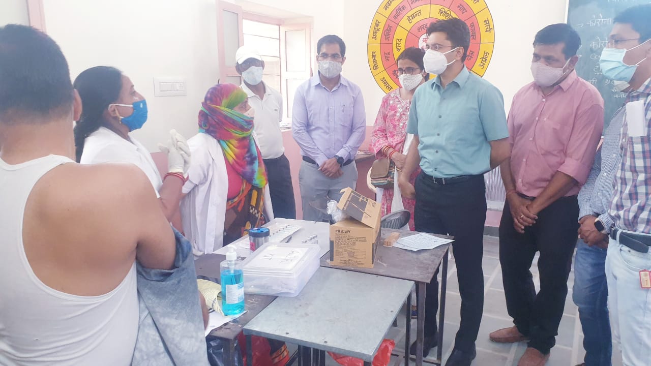 टीकाकरण शिविर का शनिवार को जिला कलेक्टर इंद्रजीत सिंह ने निरीक्षण किया