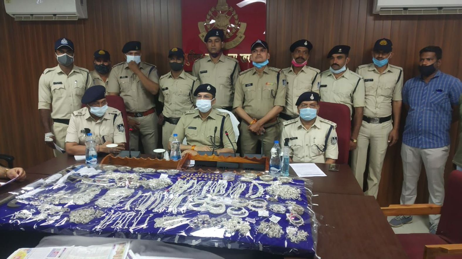 Interrogation gang robbed by police, 15 lakh silver and gold recovered