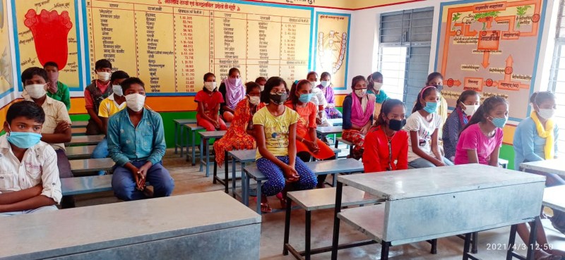 आदर्श विद्यार्थी के लिए हेमपुष्पा को मिला स्मार्ट फोन