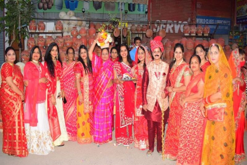 तीजणियों ने निभाई गवर पूजन स्थलों पर 'घुड़ला लाने की परम्परा