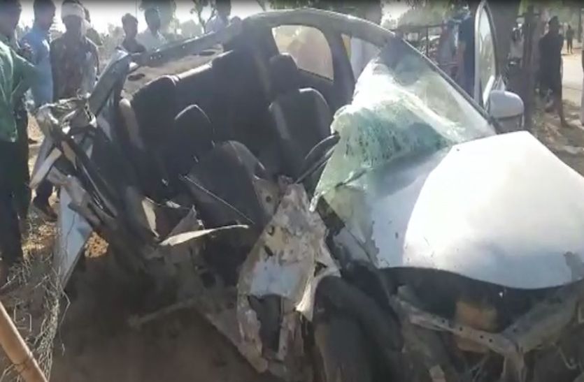 VIDEO. पेड़ से टकराकर पलटी तेज रफ्तार कार, एक की मौत, दूसरा घायल