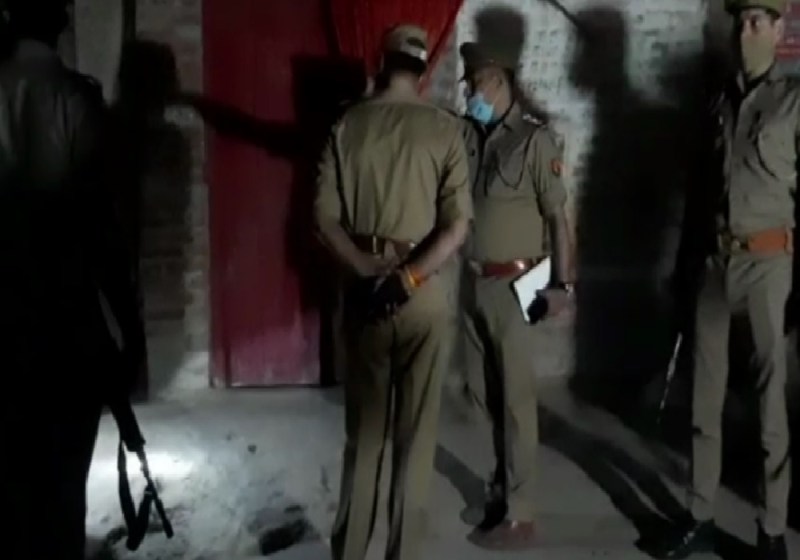 शराब बनने की सूचना पर गांव पहुंचे पुलिसकर्मियों पर हमला, दो सिपाही हुए घायल