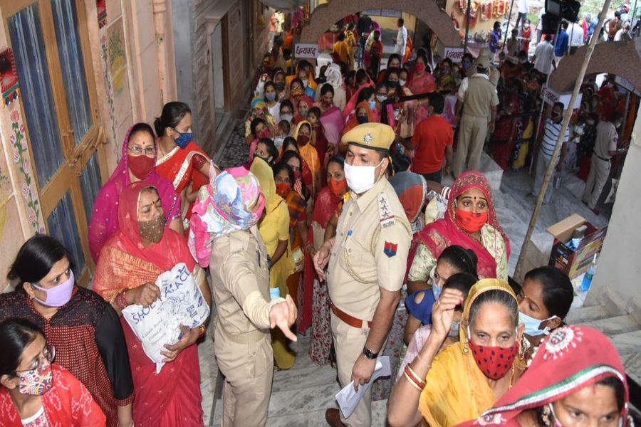 शीतला माता मंदिर में उमड़ा दर्शनार्थियों का हुजूम