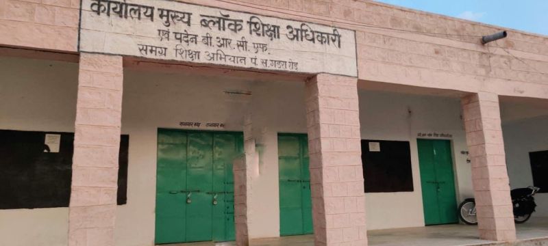 दूसरों को दे रहे सुविधाएं, खुद के पास नहीं अपनी छत