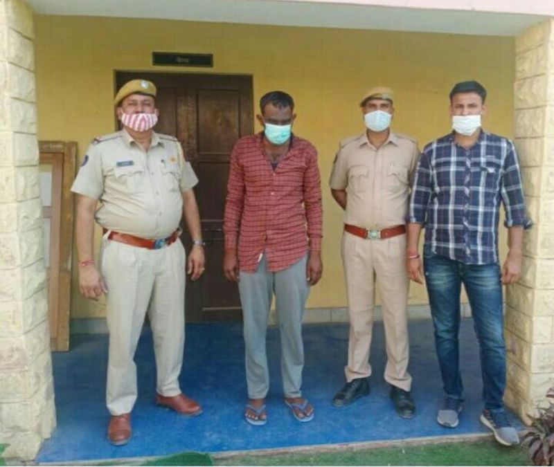 छह टन लोहे का स्क्रैप व 2.5 लाख रुपए बरामद