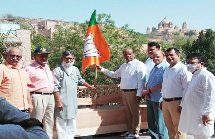 नेताओं-कार्यकर्ताओं ने घर-घर जाकर लगाए ध्वज