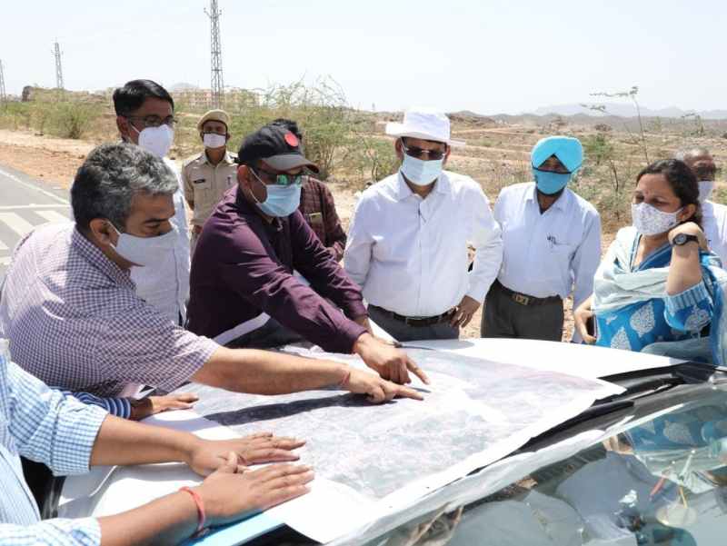 यूडीएच के प्रमुख शासन सचिव भास्कर ए. सावंत सोमवार को बलीचा स्थित दक्षिण विस्तार योजना पहुंचे जहां पर यूआइटी अधिकारी उनको उस क्षेत्र का पूरा खाका नक्शे के जरिए बताते हुए। - पत्रिका