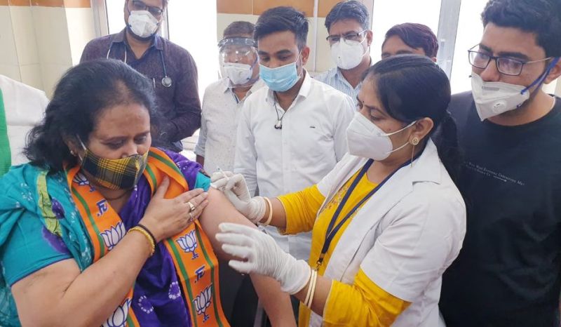 महापौर, उप महापौर व जनप्रतिनिधियों ने लगवाया टीका