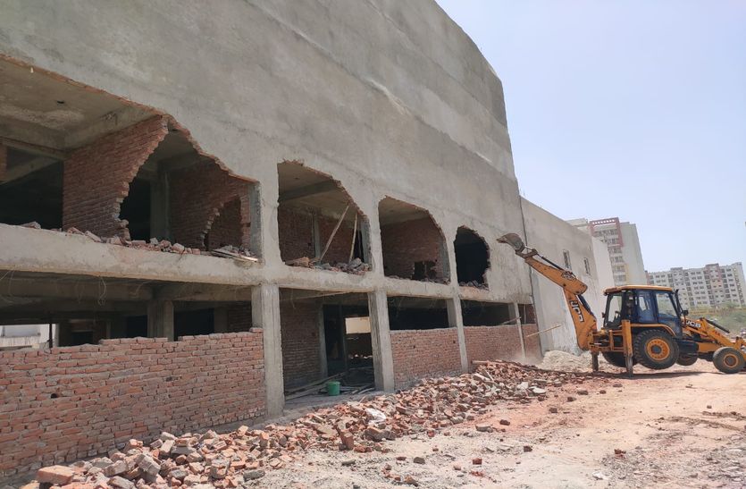जगतपुरा में 5 मंजिला 16 फ्लैट्स में अवैध निर्माण ध्वस्त