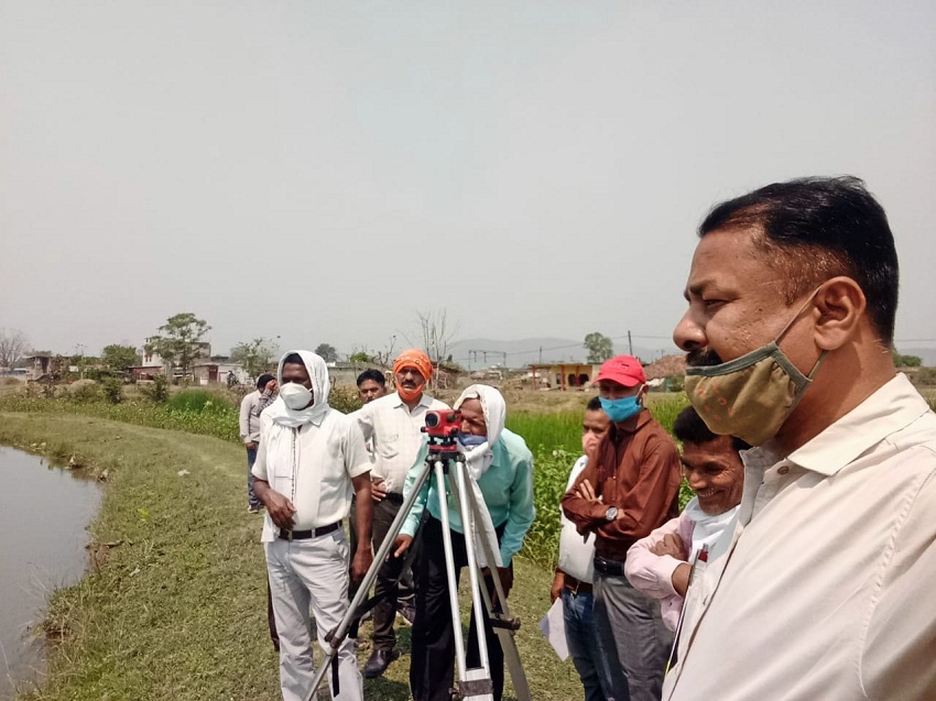 किसानों को सिंचाई के लिए पानी उपलब्ध कराने नहर का निरीक्षण करने पहुंचे अधिकारी
