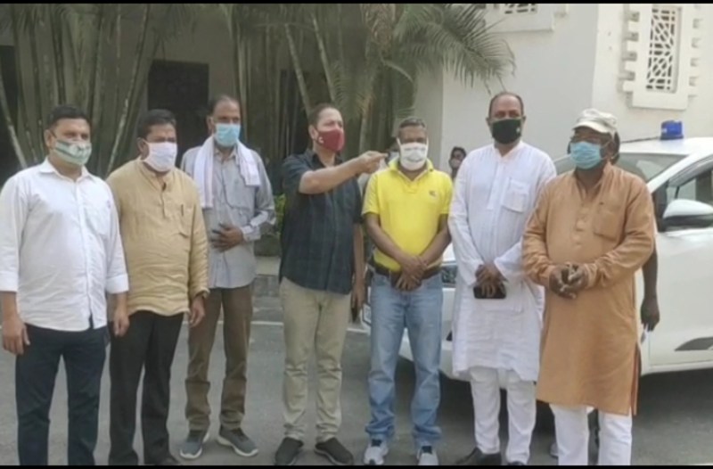 Leaders meet with collector