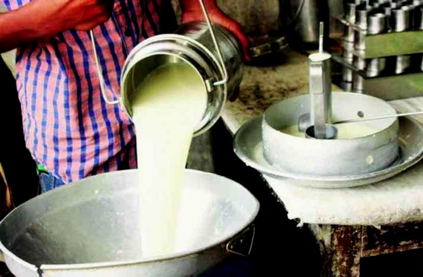 लॉकडाउन में मिल्क पार्लर बंद, मौके का फायदा उठाकर दूध की मुनाफाखोरी शुरू, 40 का दूध बिक रहा 70 रुपए लीटर में