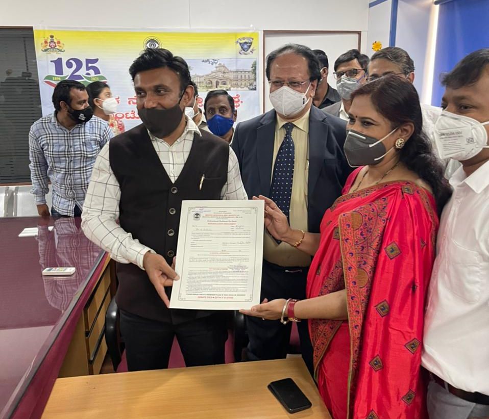 कर्नाटक के स्वास्थ्य मंत्री ने ली आंखें दान करने की शपथ
