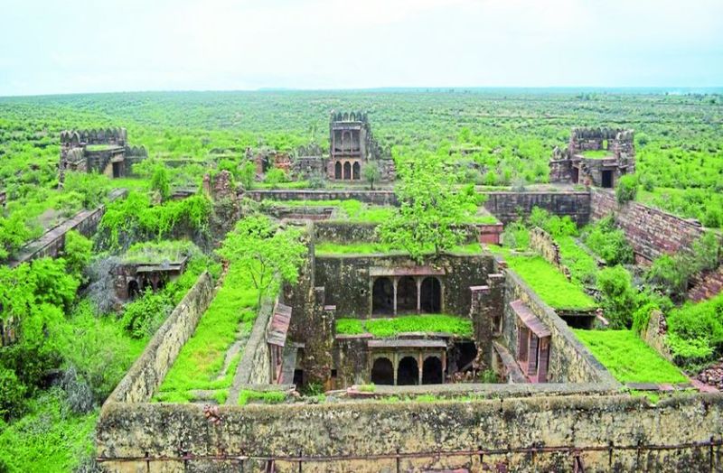 देवहंस गढ़ किला पर्यटकों के आकर्षण का मुख्य केन्द्र