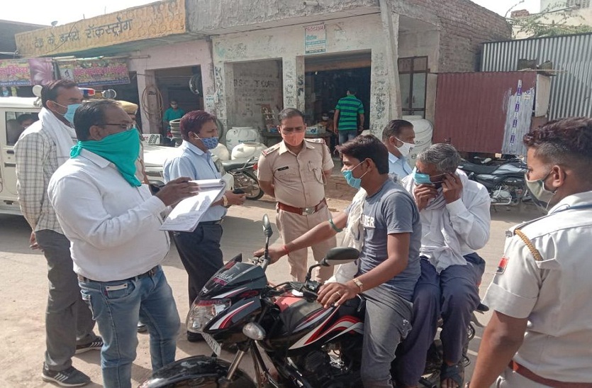 कोरोना प्रोटोकॉल की पालना कराने सडक़ों पर उतरे अधिकारी