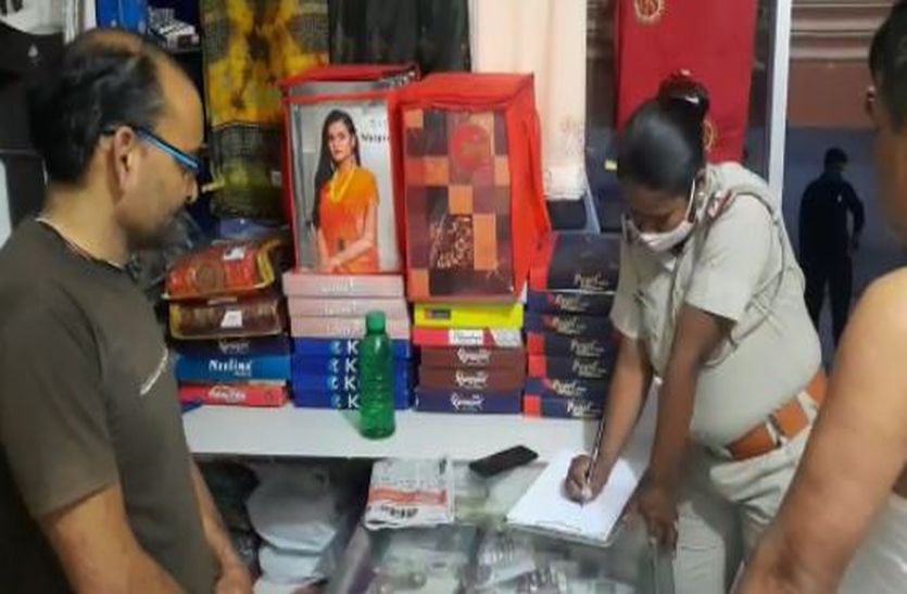 VIDEO: साड़ी की दो दुकानों पर चोरी, व्यापारियों ने की बाजार खोलने की मांग