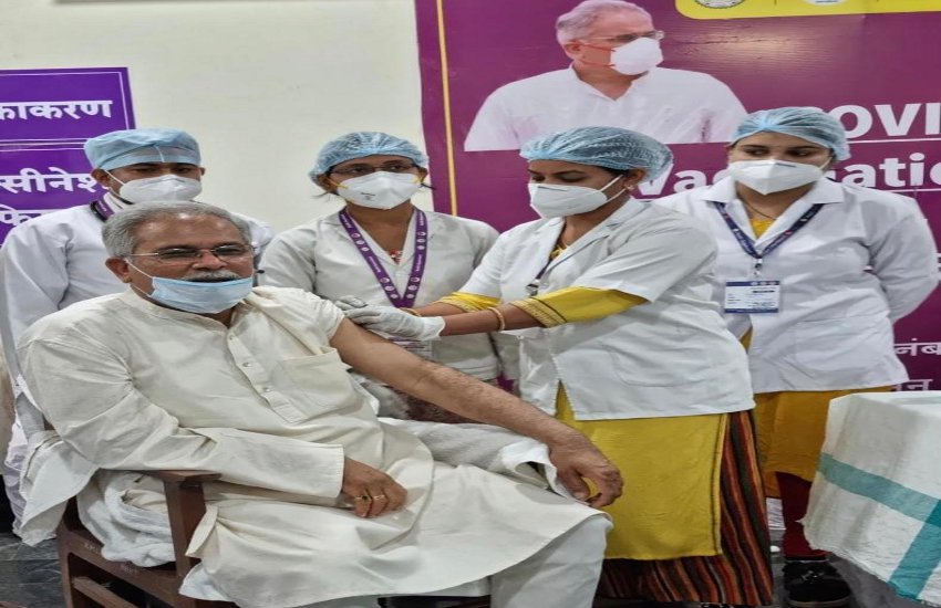 मुख्यमंत्री भूपेश बघेल ने कोरोना से बचाव का टीका लगवाया