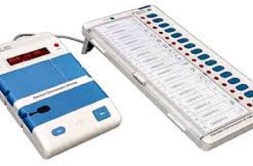 Tamil Nadu Assembly Elections 2021: दुपहिया पर ईवीएम ले जाने वाले तीन कर्मचारी निलंबित