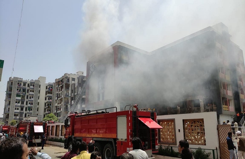 कृष्णनगर की स्कूल में भीषण आग, तीन श्रमिकों को बचाया