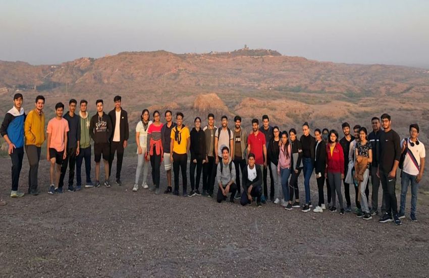 सेहत के साथ पहाड़ों को हरा-भरा करने में जुटे हैं युवा