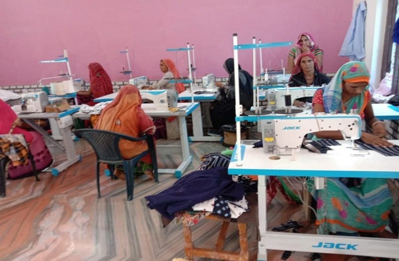 ताना देते थे क्या करेगी, अब 10 महिलाओं को भी दे रही रोजगार