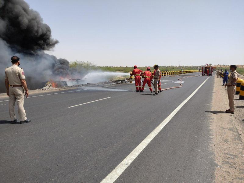 तेल के डिब्बों से भरा था, ट्रेलर पुल से गिरने के बाद बना आग का गोला