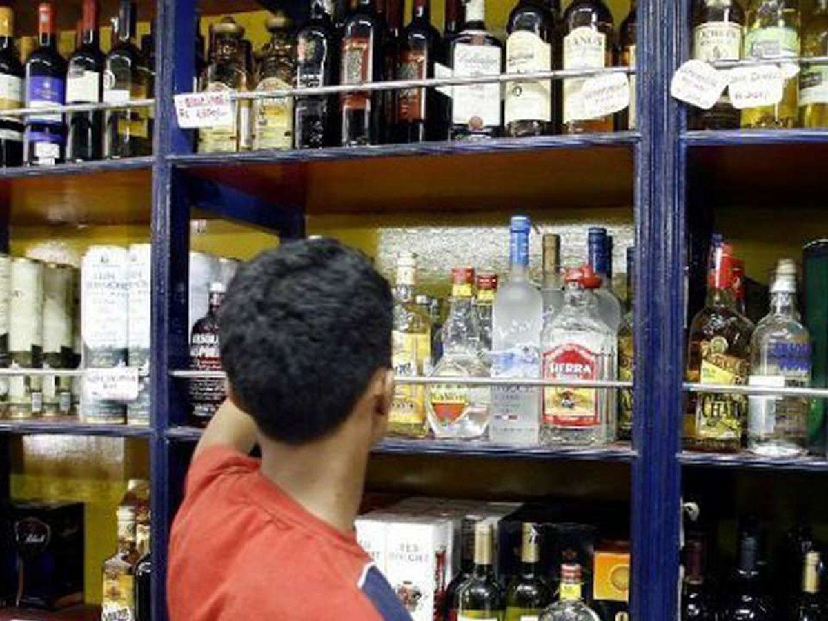 शराब की दुकान हटाने की मांग, ग्रामीणों ने दिया विधायक को ज्ञापन