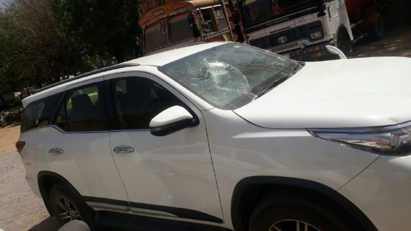 फैक्ट्री मालिक ने मारपीट व कार में तोड़-फोड़ की दर्ज कराई एफआइआर