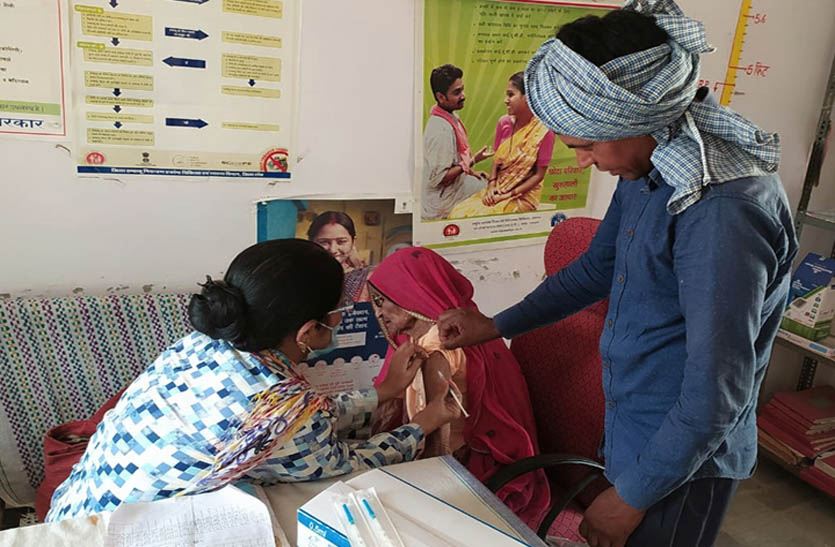 104 साल की चाव देवी ने लगवाया कोरोना का टीका
