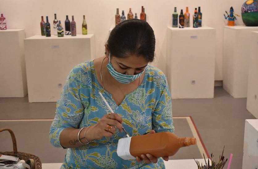 कलाकार मुग्धा सिन्हा ने बॉटल आर्ट पर दिया लाइव डेमोंस्ट्रेशन