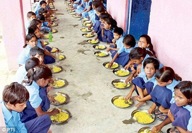 अंग्रेजी स्कू लों में नहीं कोम्बो पैक, हिंदी माध्यम के विद्यार्थी घर बैठे चख रहे पोषाहार