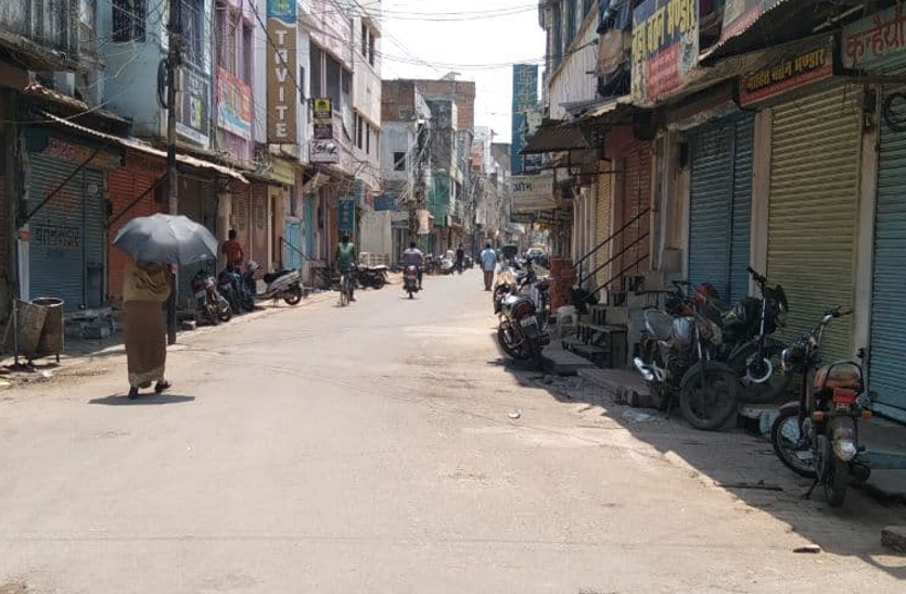 Amid lockdown, people came out in Hiraganj street, two-wheeler standing on the road.