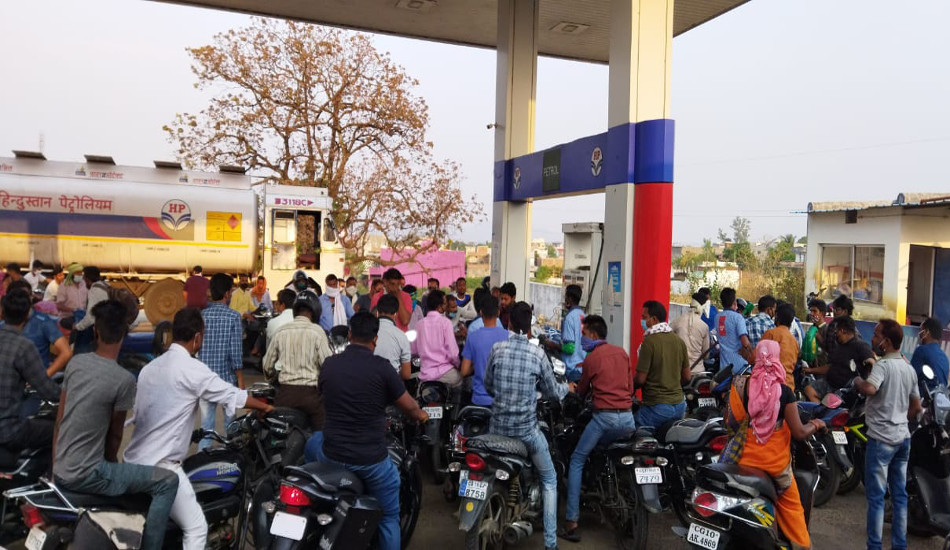 rush in petrol pump